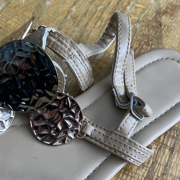 Chic Beige Sandals with Metallic Accents - Picture 2 of 4